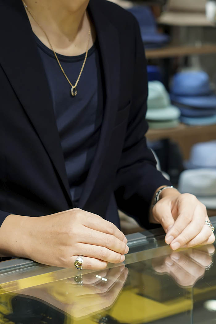 近鉄あべのハルカス店店長 佐野さん\r\n\r\nホースシューの幸運にあやかって