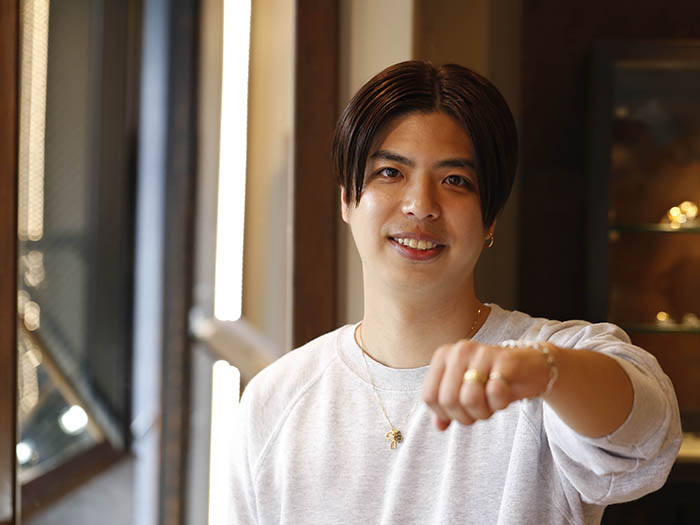 統括マネージャー 寺澤さん\r\n\r\nリングの刻印は秘密の暗号？