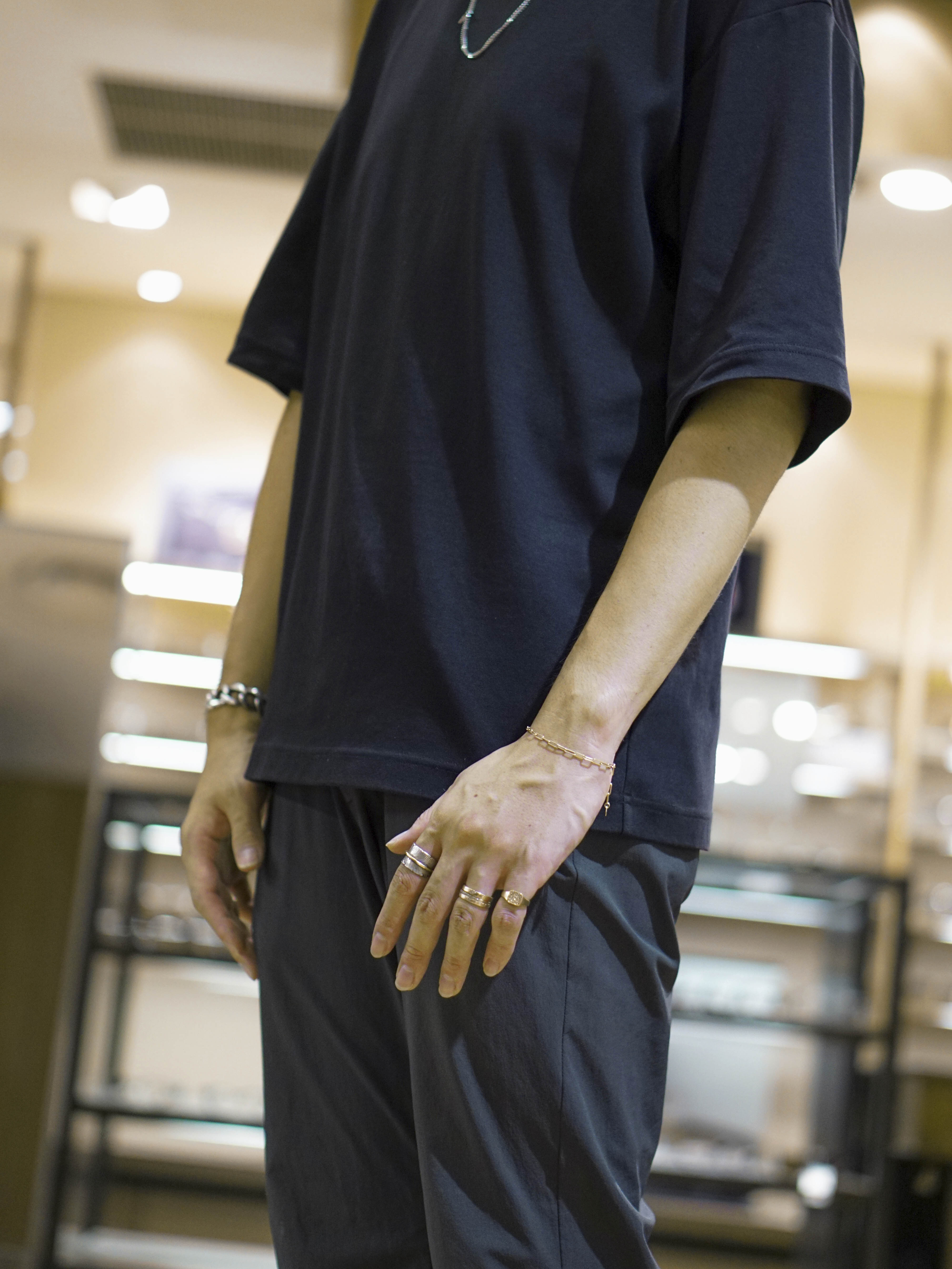 京都伊勢丹店店長 広瀬さん\r\n\r\n服は変われどブレスレットは変わらず