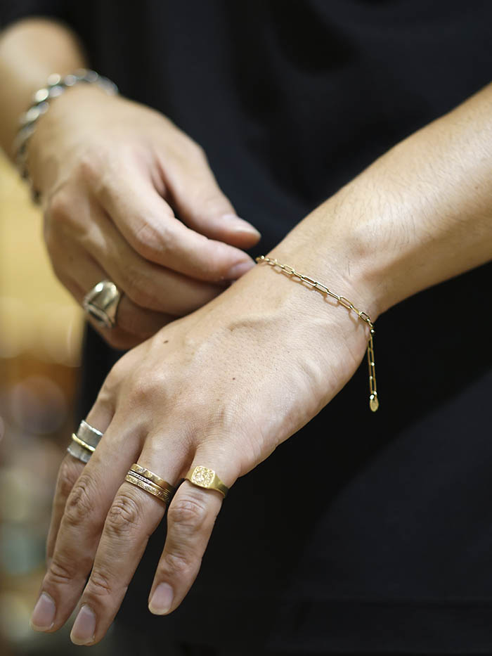 上品でさりげないゴールドアイテム