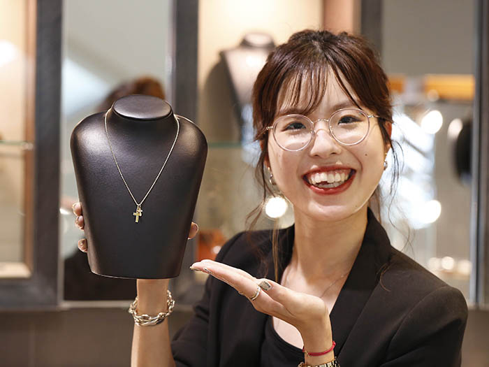 大きさの異なるクロスを重ね着け