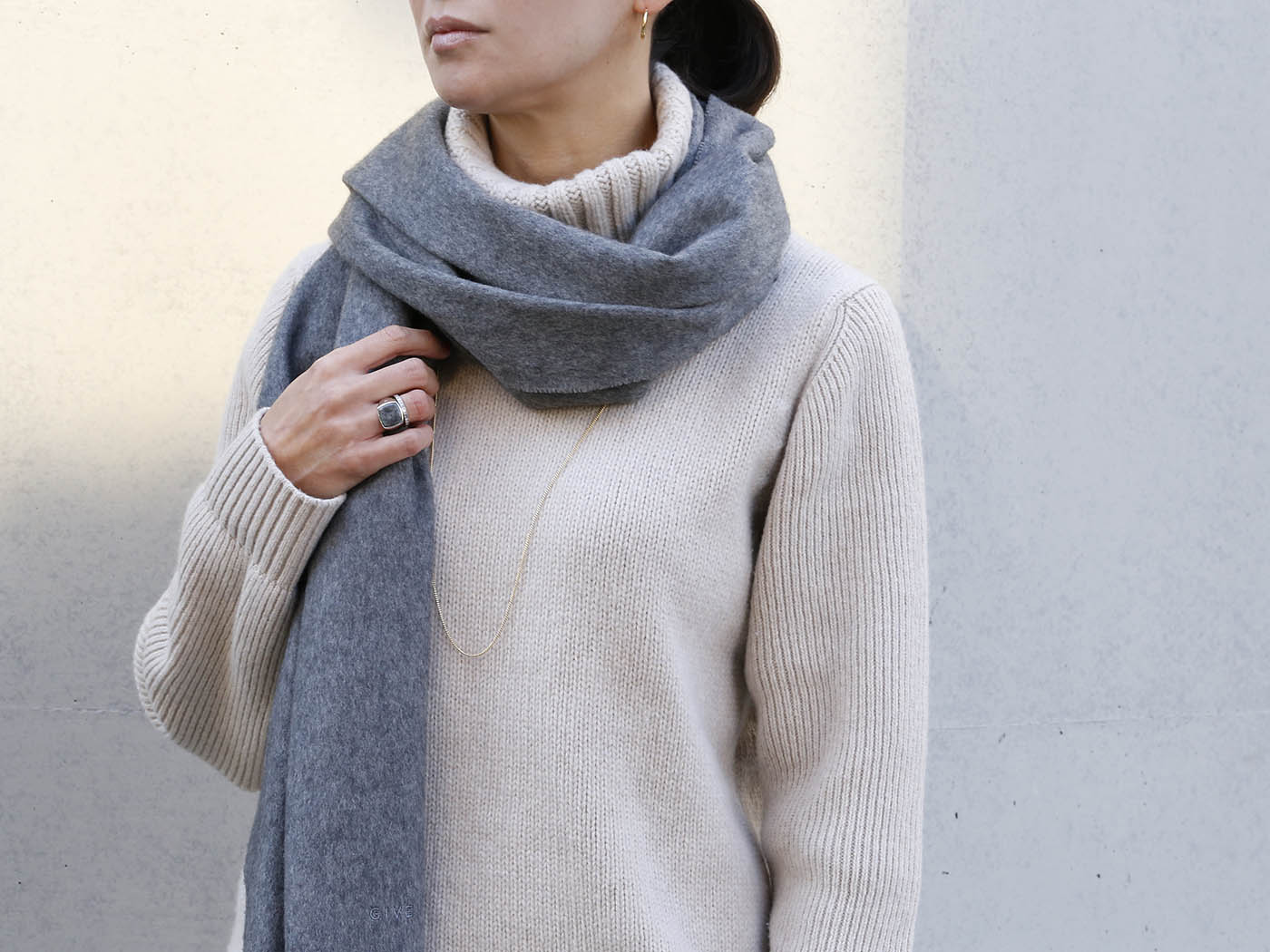 新宿伊勢丹店 高橋さん\r\n\r\n購入の決め手はデザイナーもお気に入りのノルウェー産ラルヴィカイト