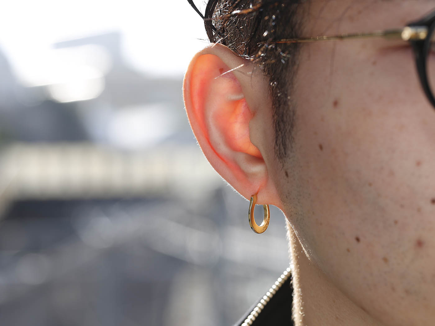 最大のポイントは着用時にポストが隠れるこだわりのギミック