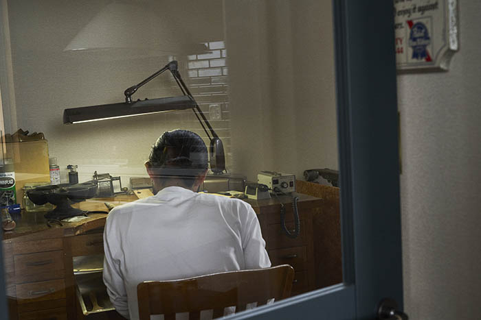 自宅工房で作業する渡邉