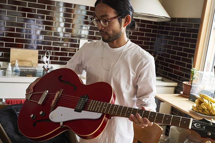 届いたギターを開封する渡邉