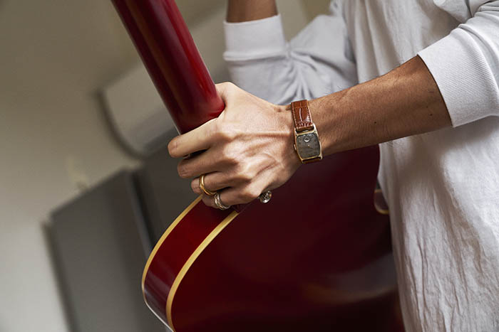 ギターを手にする渡邉