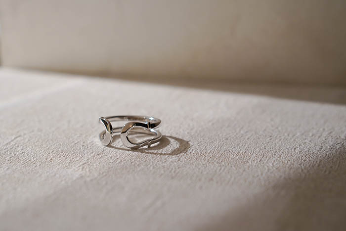 ブレスレットは着脱のしやすいバングルタイプがおすすめ