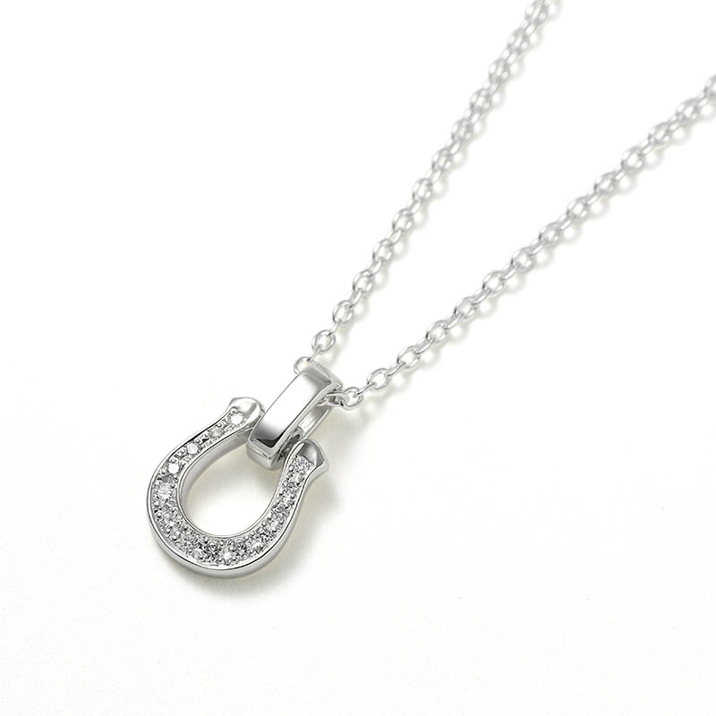 【モデル着用】Medium Horseshoe Necklace w/LG Diamond