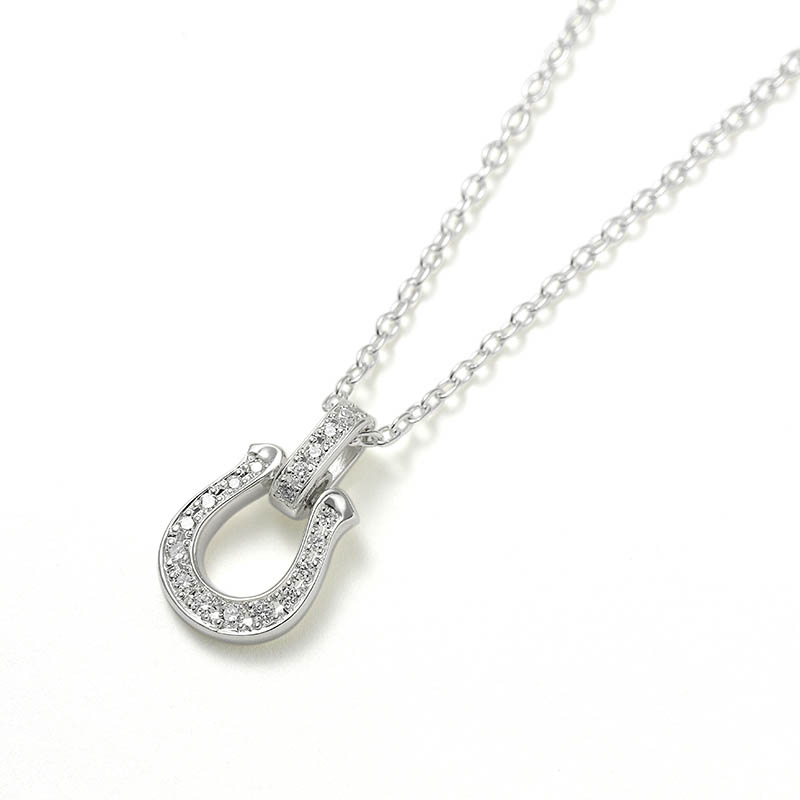 【モデル着用】Medium Lux Horseshoe Necklace w/LG Diamond