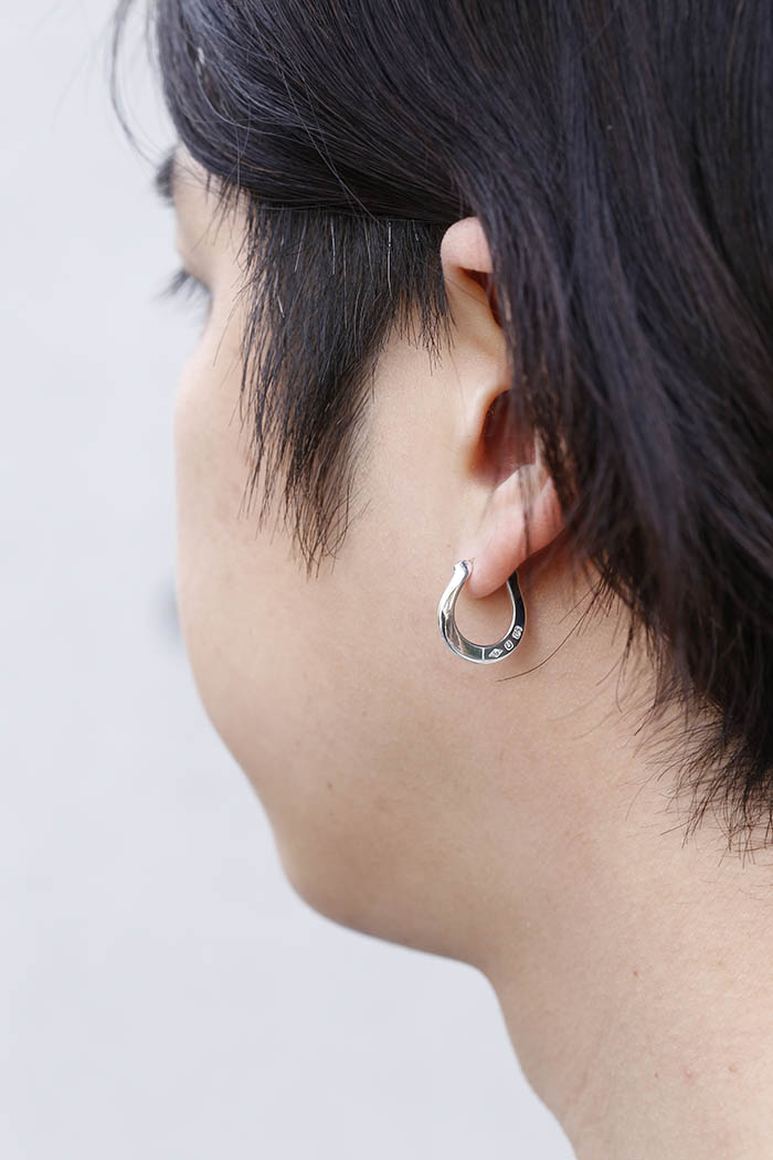 ギフトにおすすめのホースシューフープピアス
