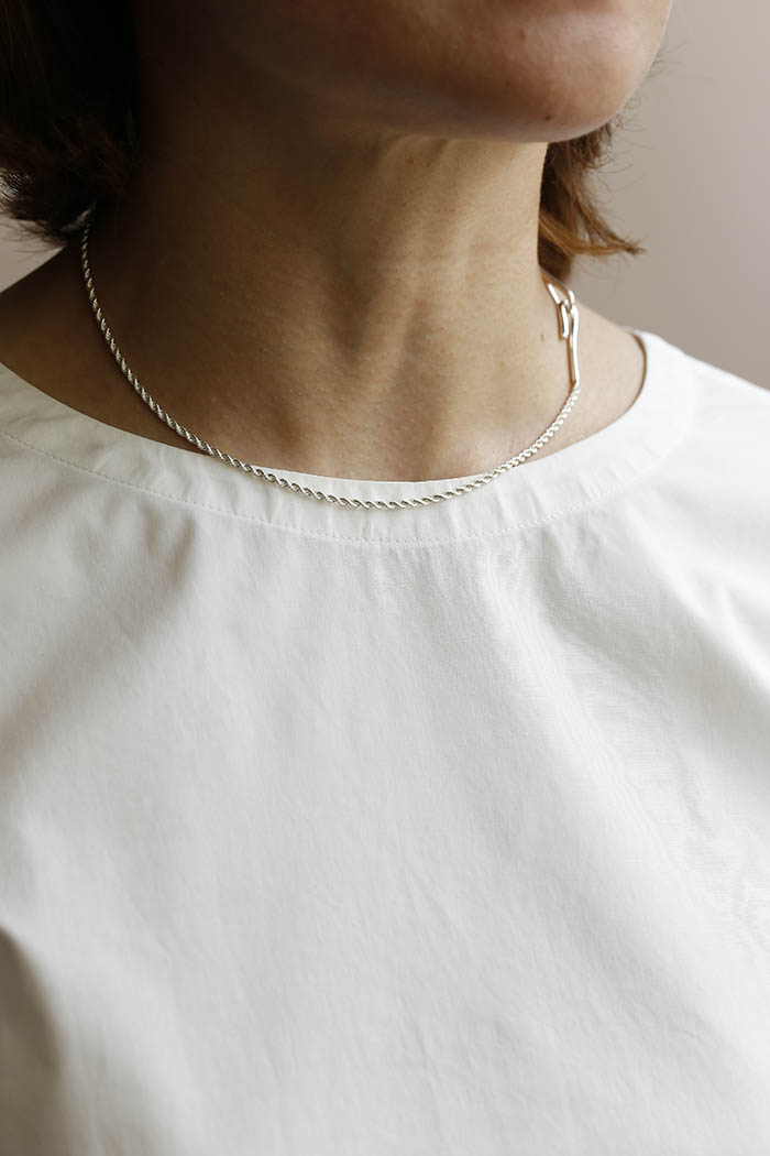 デコルテラインに映えるネックレス