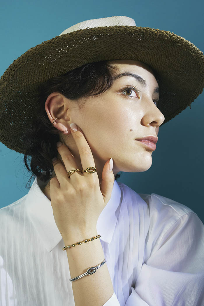 服を重ね着しない夏に\r\n変化をもたらす重ねづけ