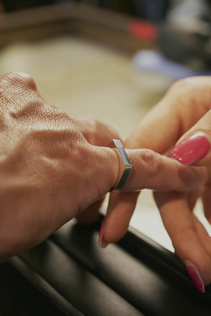 リングはシンプルなものが吉。\r\n刻印も可能なシグネットリングはギフト感が満載！