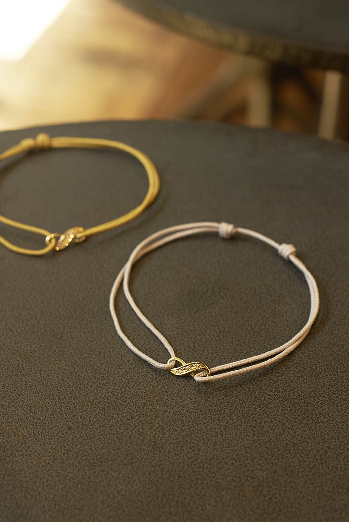 夏のワンアクセントに\r\nさりげない存在感のコードブレスレット