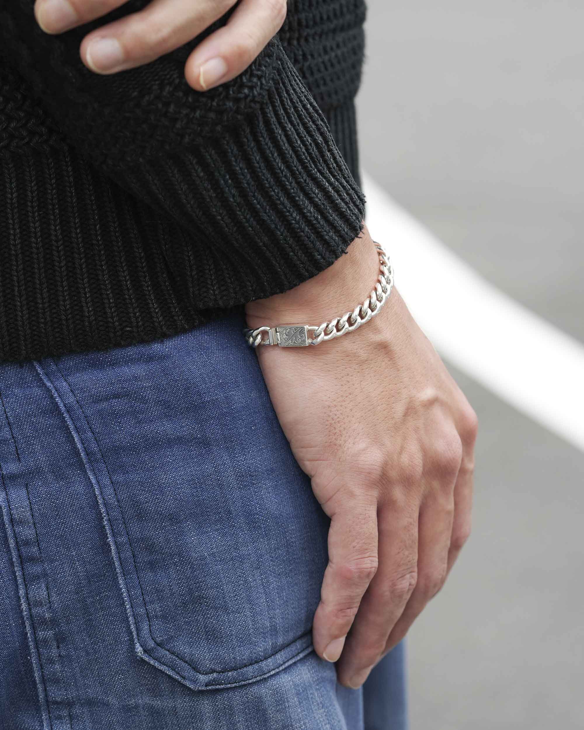 職人たちの技巧が生み出す心地よい重量感