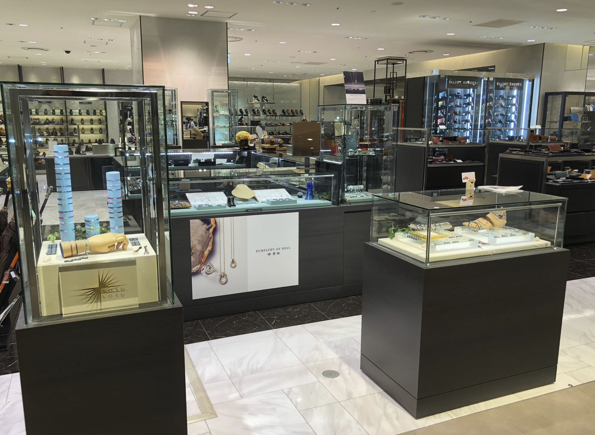 実店舗では実際に商品をご覧いただけます。