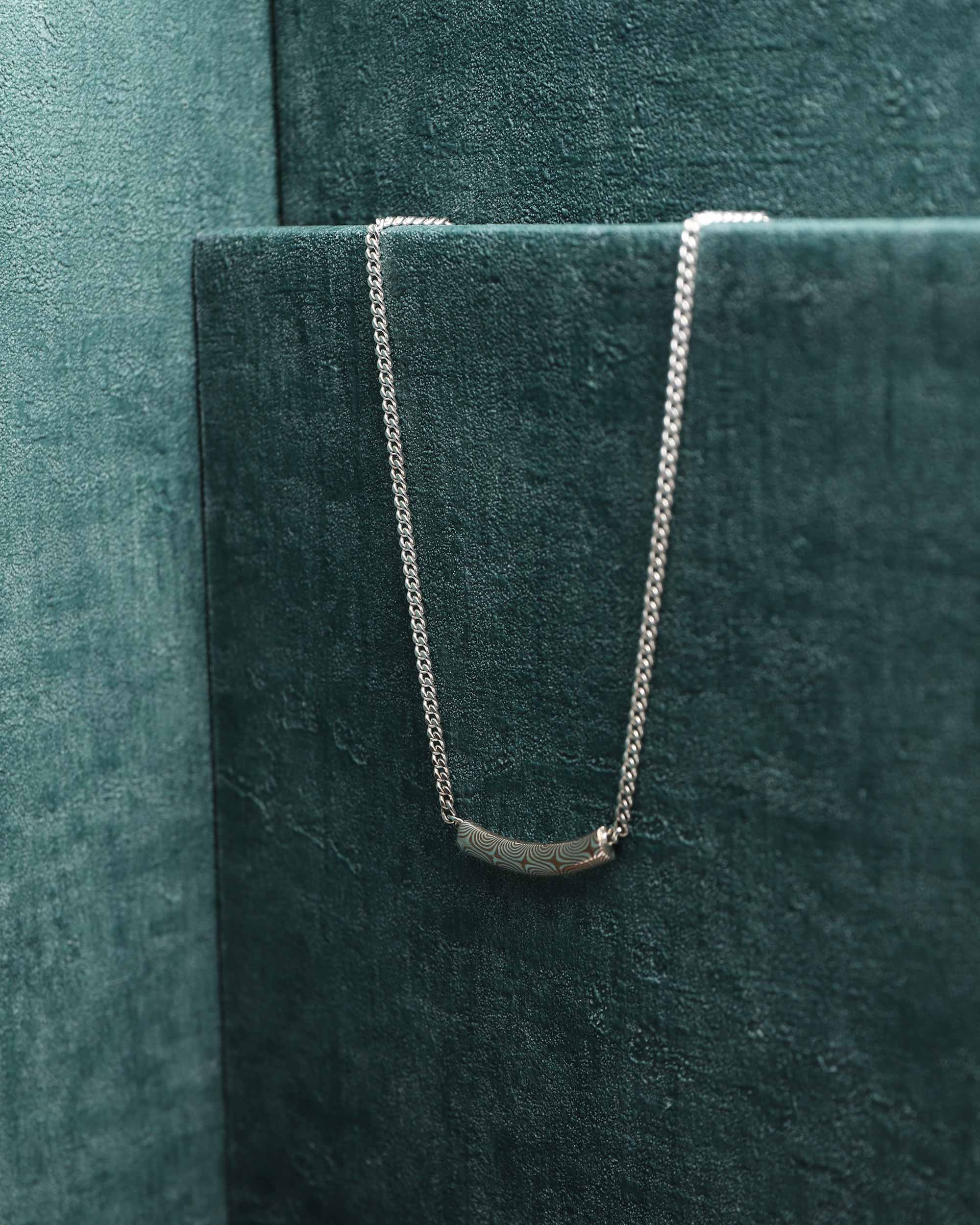 シンプルチェーンを格上げする、特別感あふれるプレートネックレス