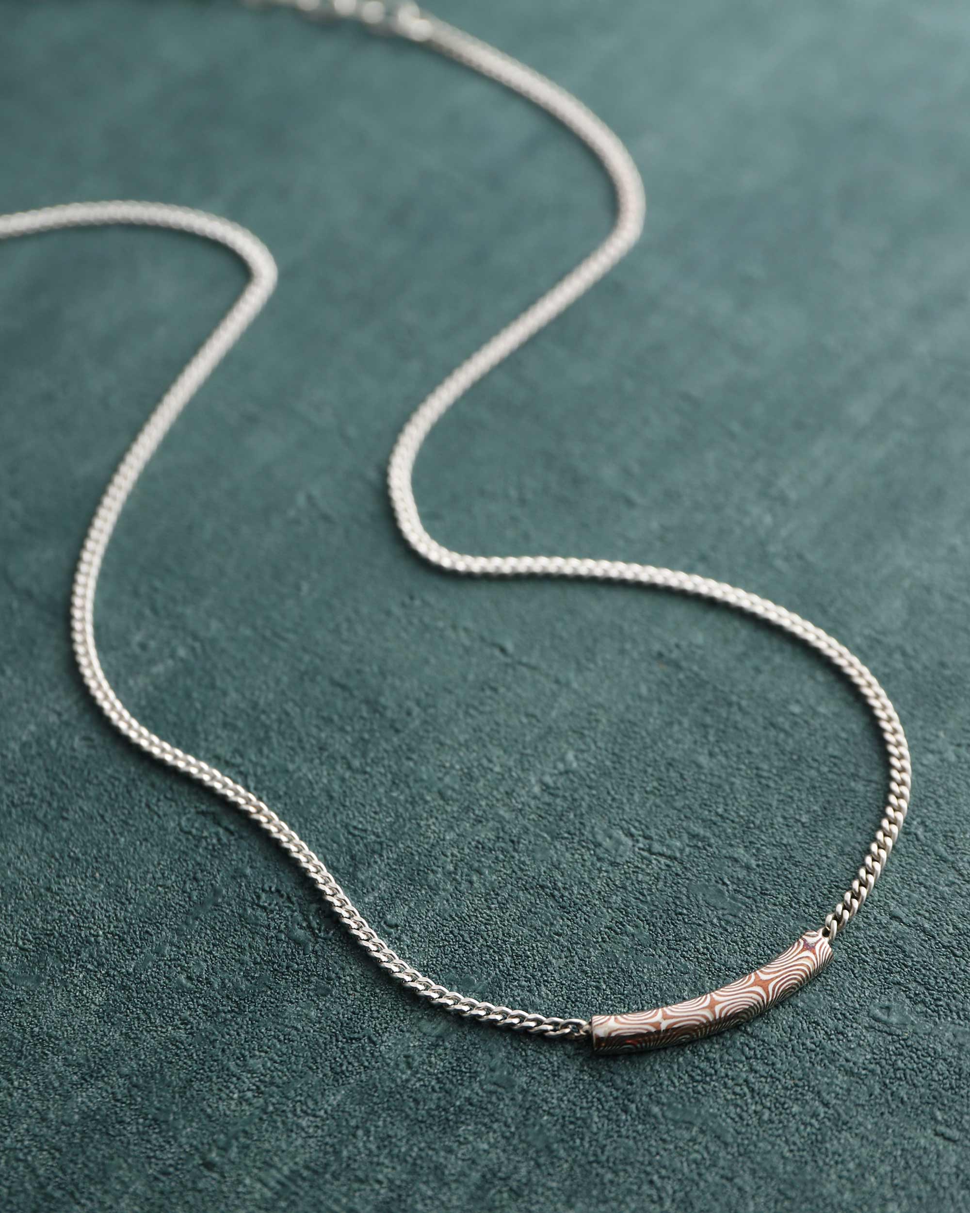 フラットキヘイチェーンとラウンドプレートの美しい調和