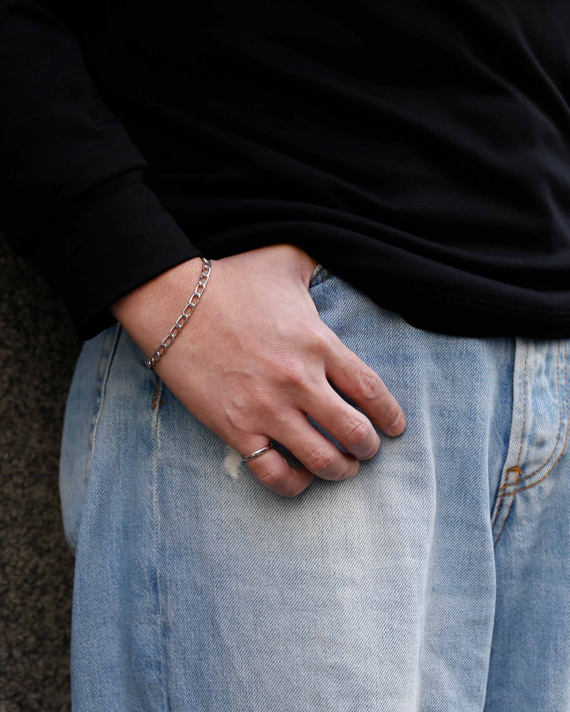 程よい抜け感で軽やかに上品