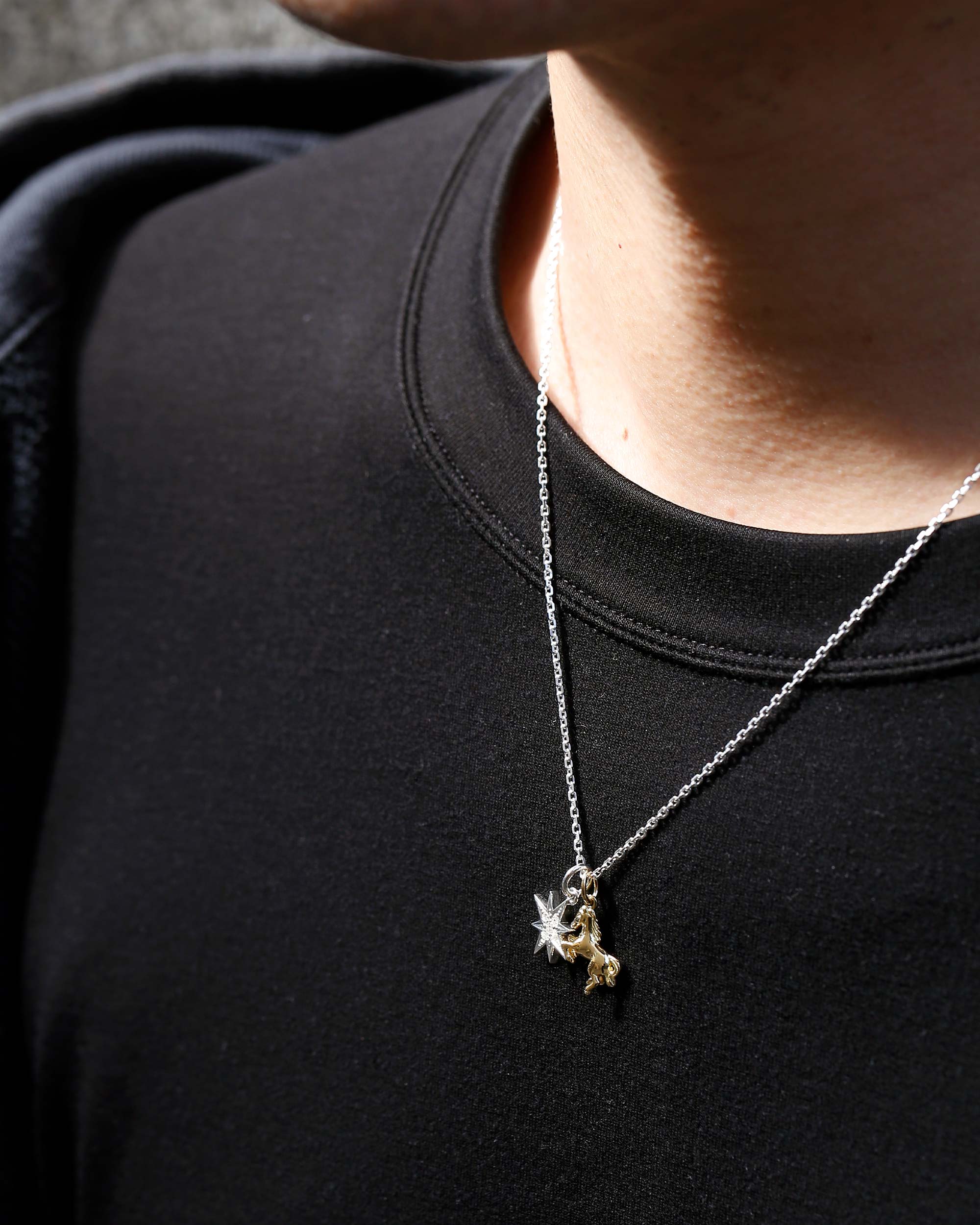 動きに合わせて煌めく上品な存在感