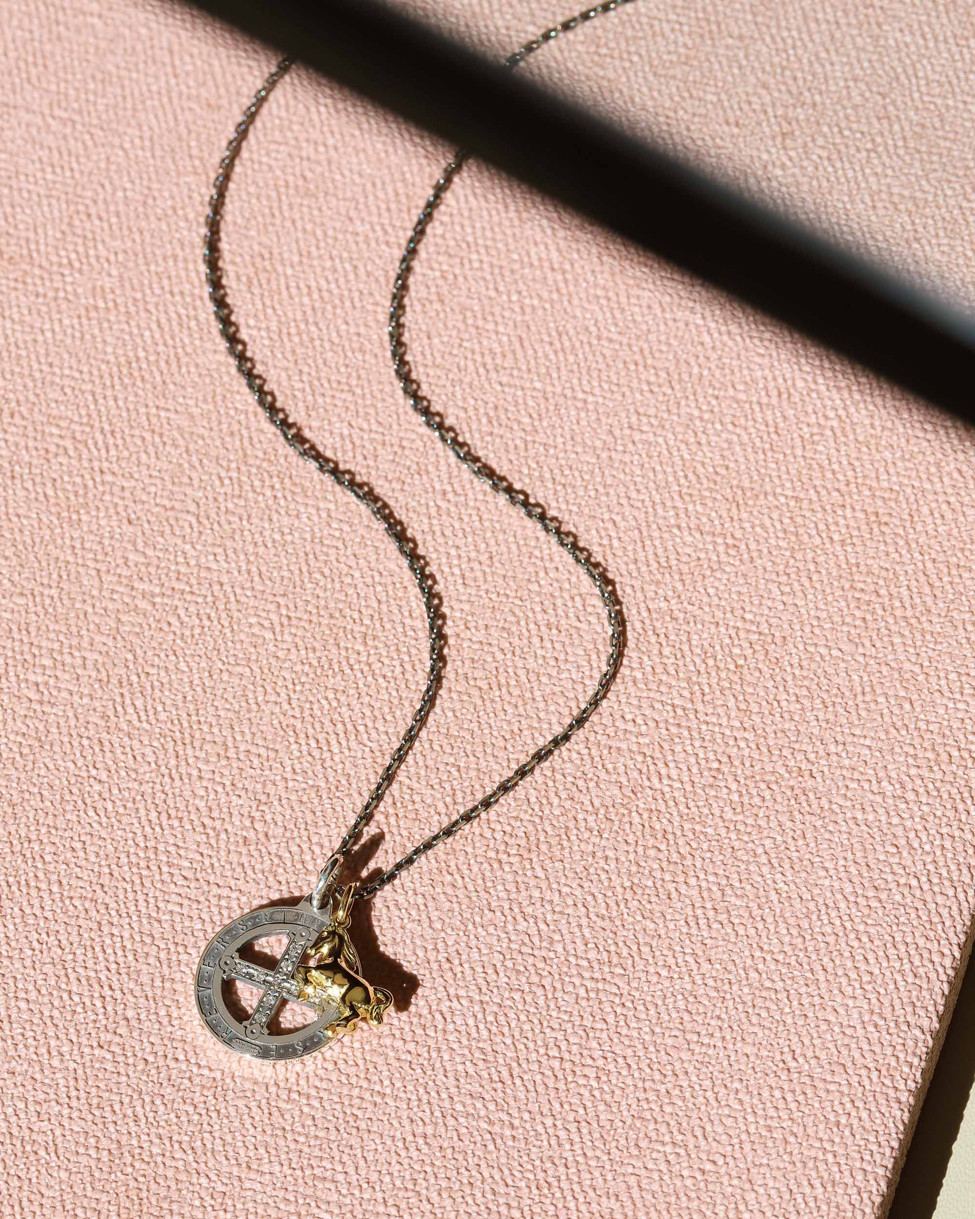 クールに際立つ金と銀のコントラスト