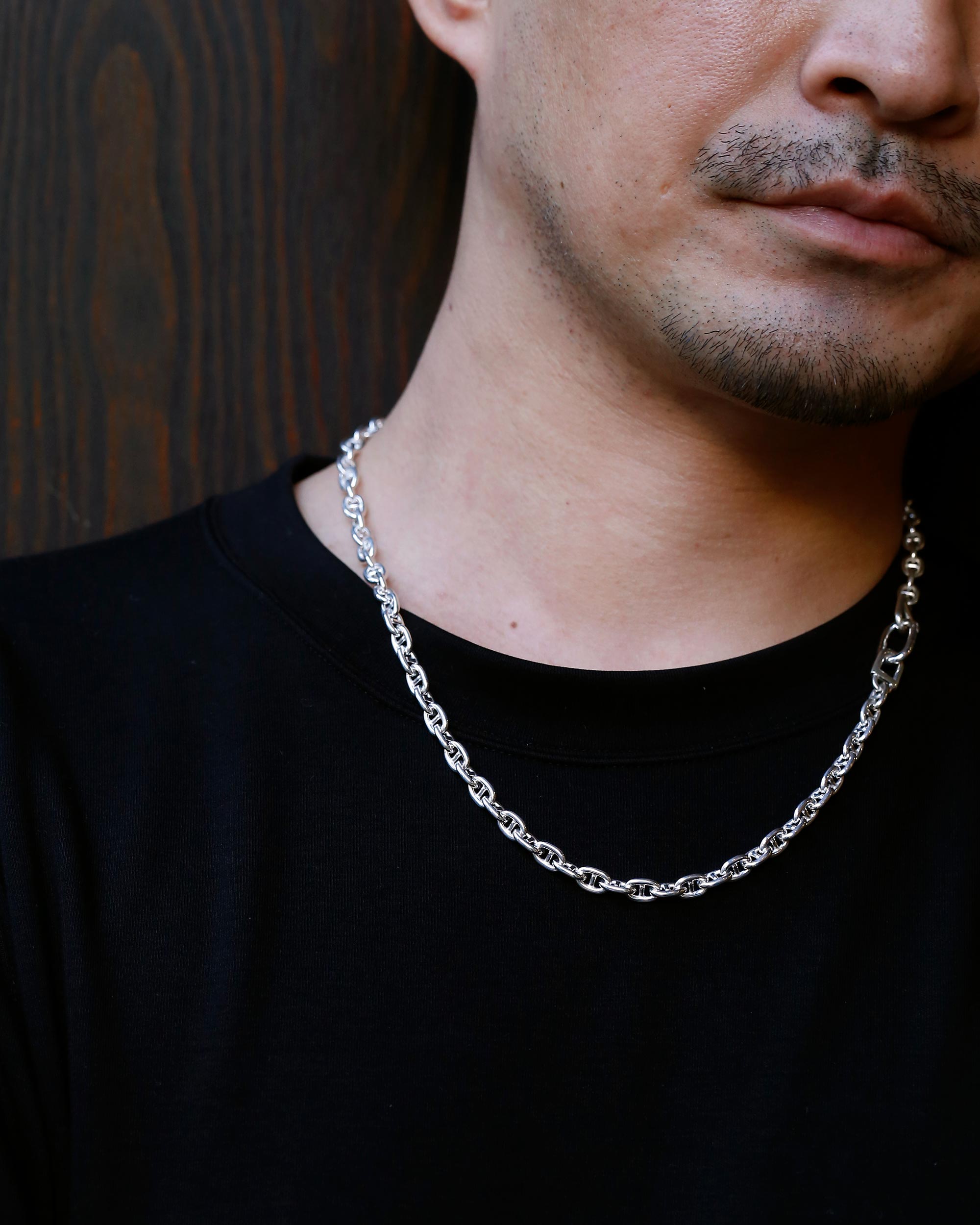 首元に、落ち着きと存在感をもたらす