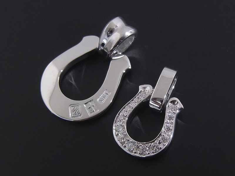 SYMPATHY OF SOUL（シンパシーオブソウル） Medium Horseshoe Pendant