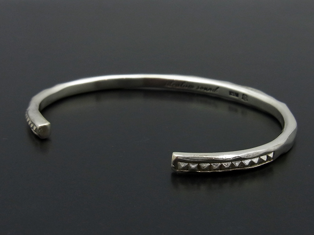 Side Studs Bangle - Silver（サイドスタッズバングル - シルバー） IDEALISM SOUND（イディアリズムサウンド）