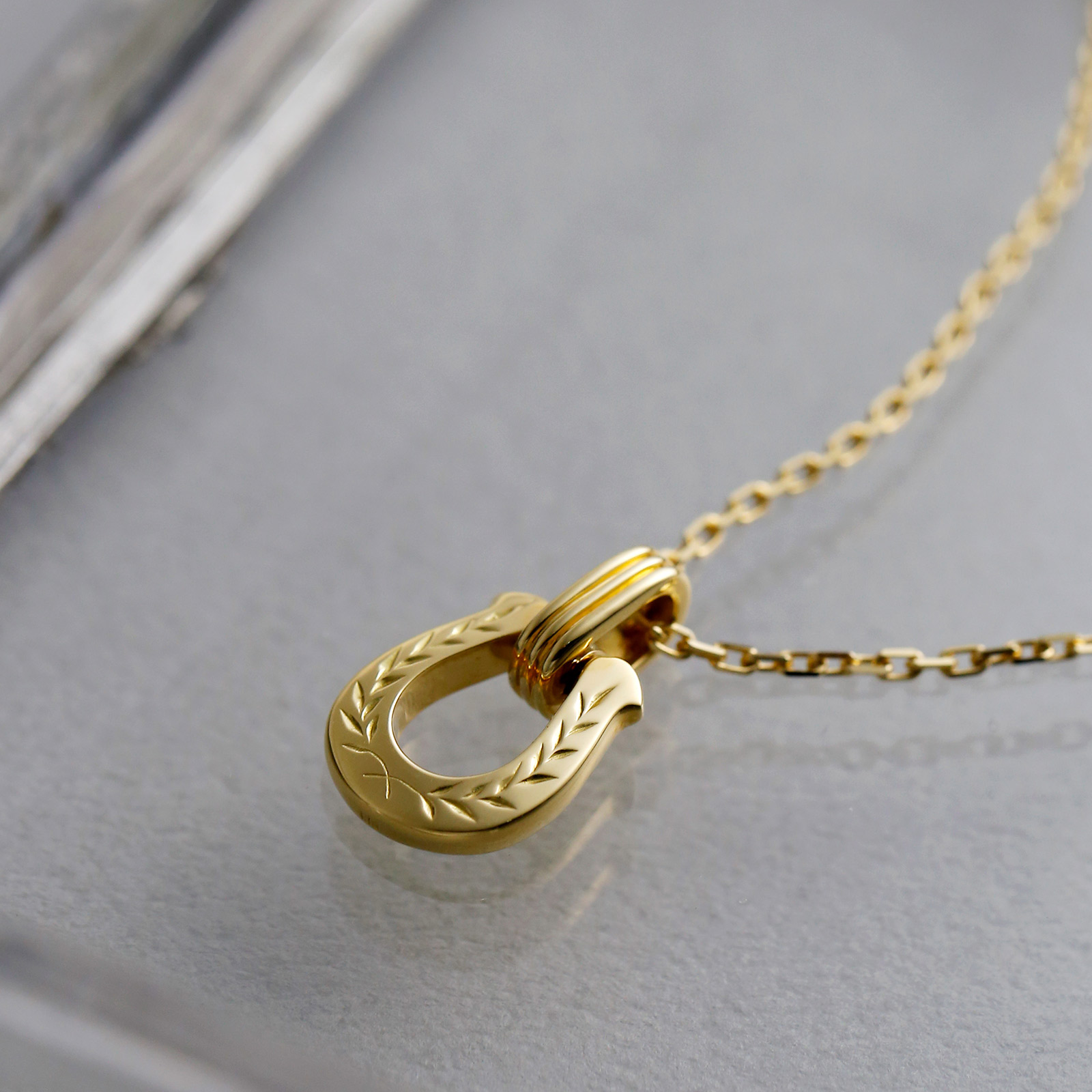Horseshoe Amulet - Laurel - K18Yellow Gold