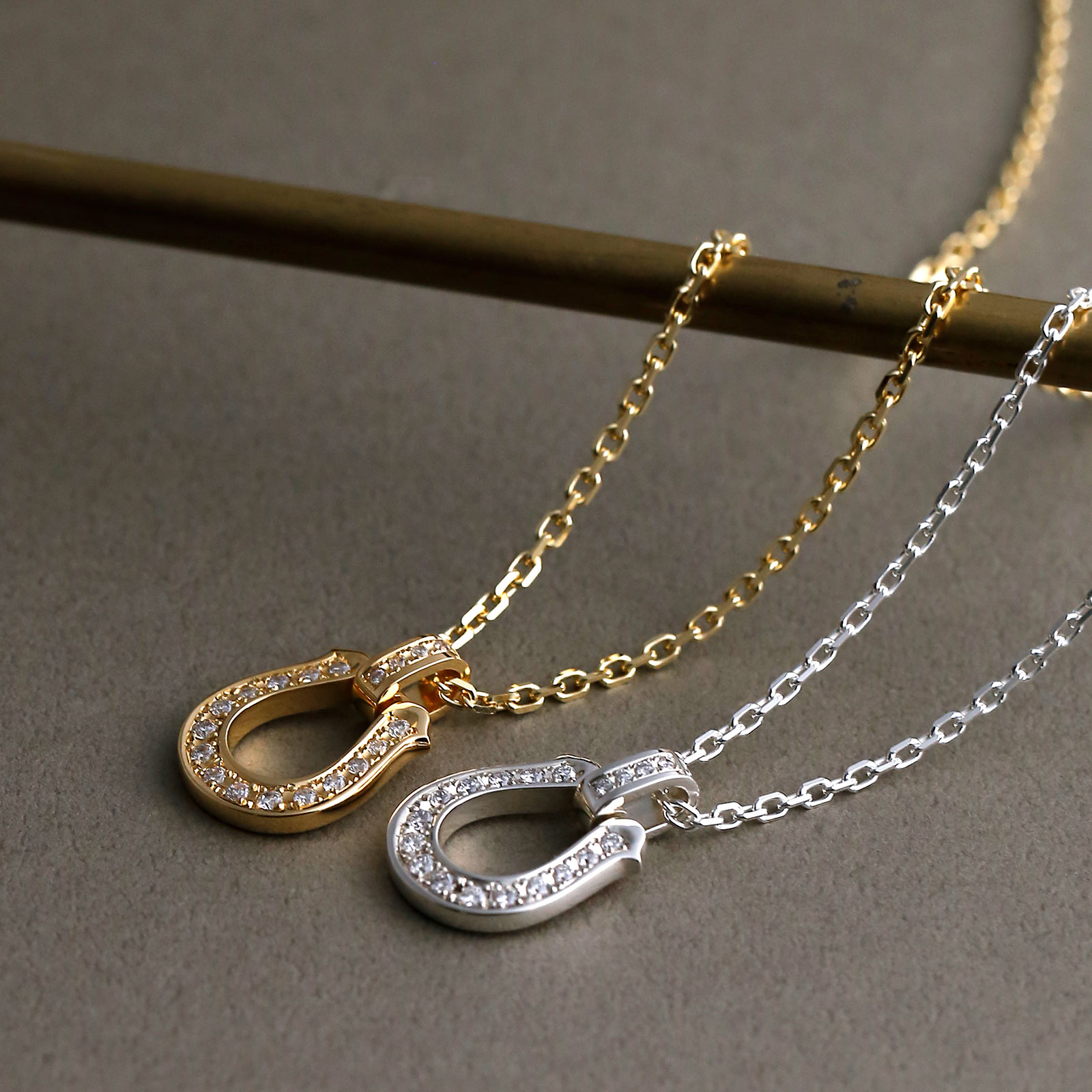 エクストララージラックスホースシューペンダント