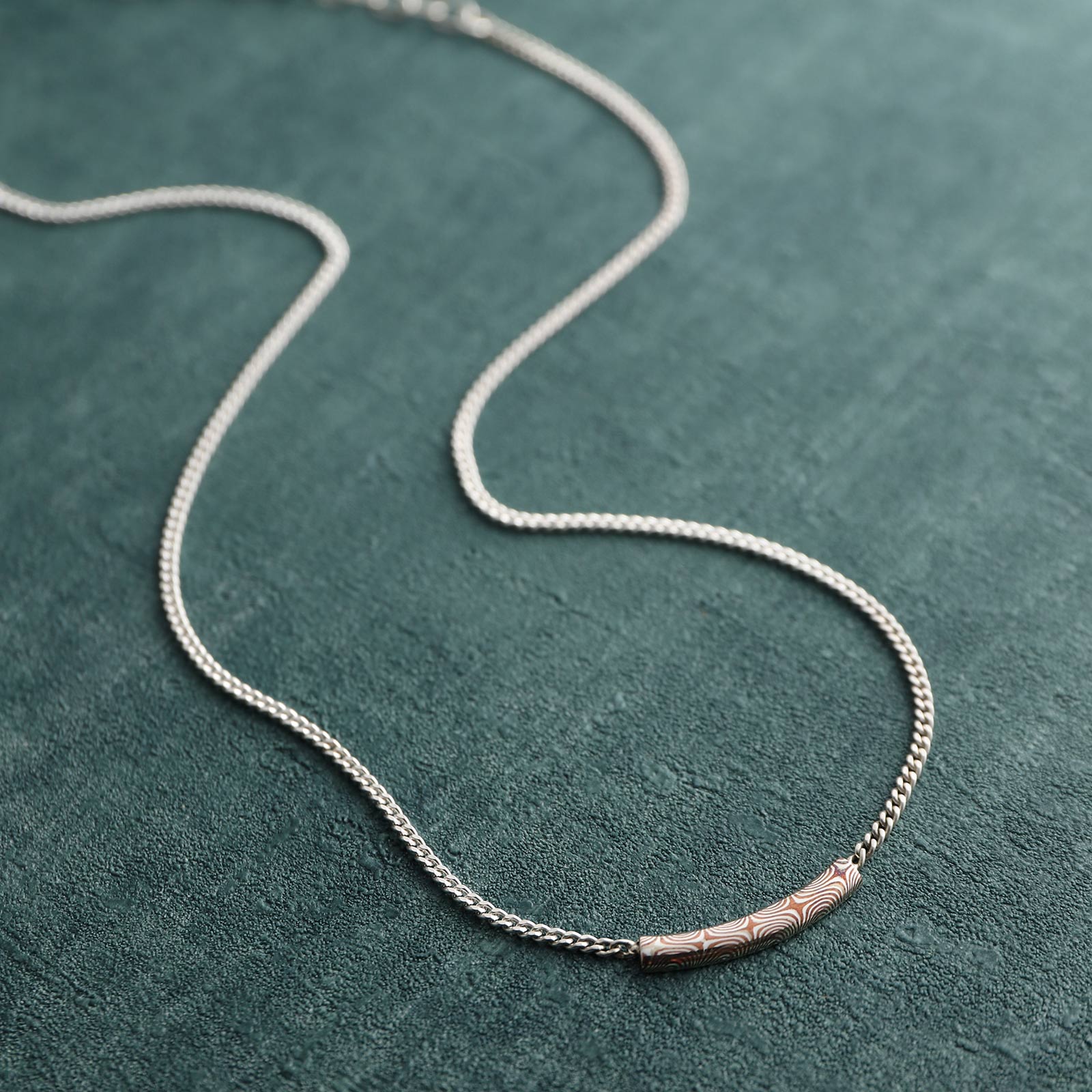 Suman Dhakhwa（スーマンダックワ） MOKUME Curve Plate Necklace