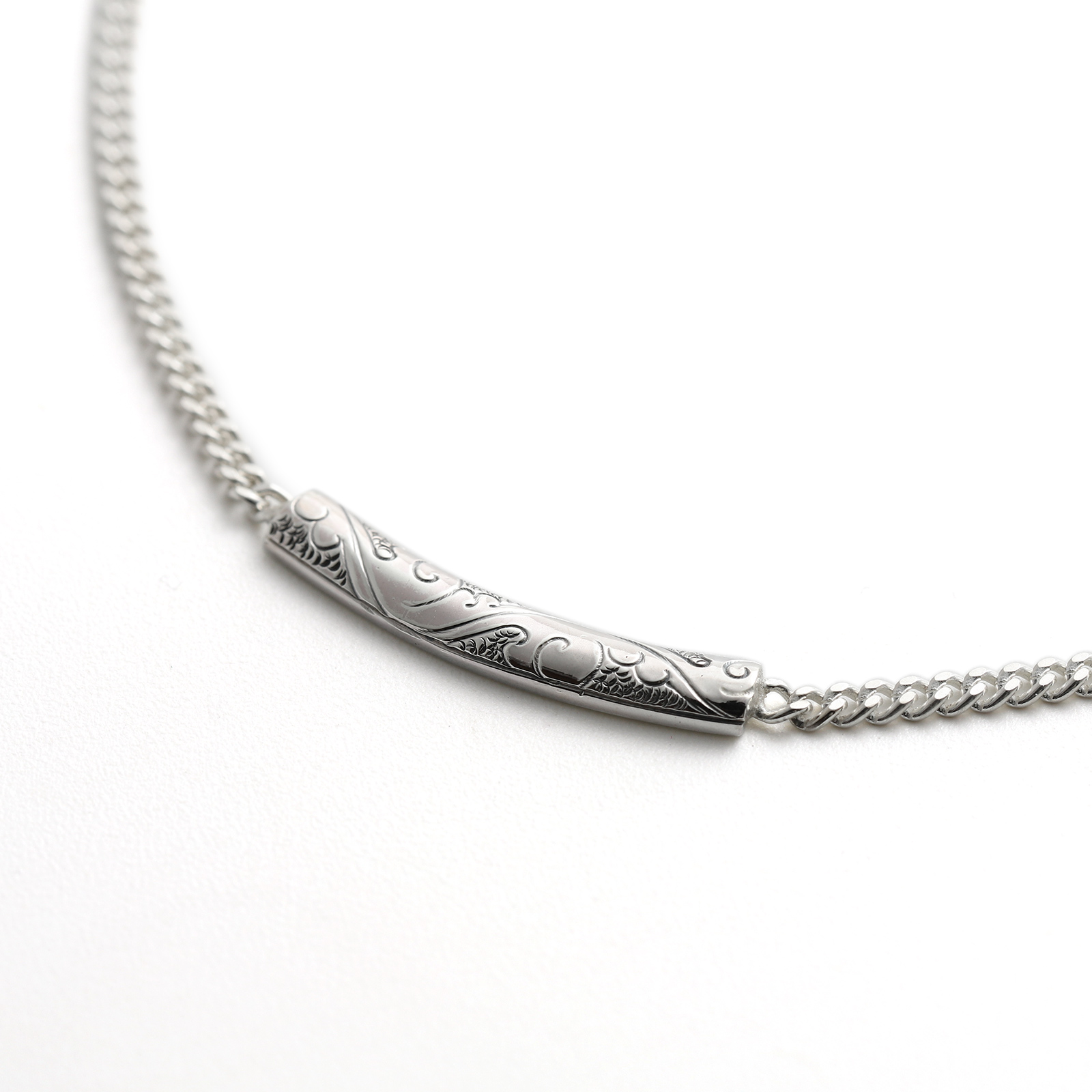 Suman Dhakhwa（スーマンダックワ） Carved Curve Plate Necklace